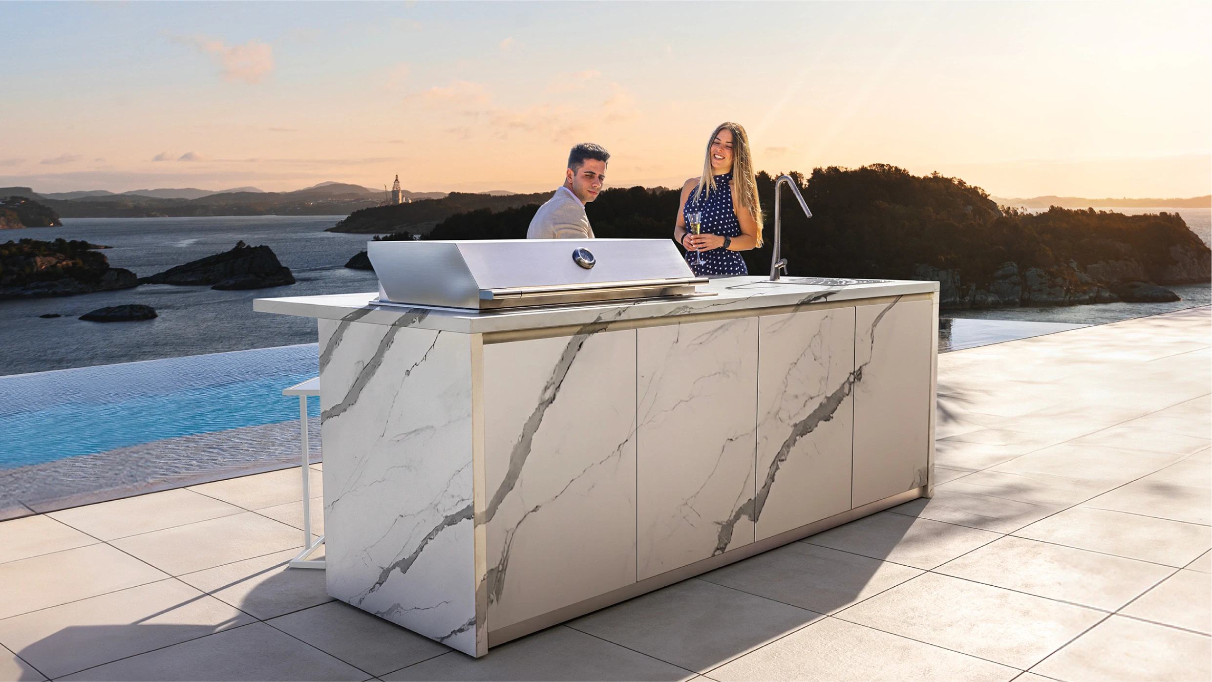 encimera de cocina de exterior de lujo resistente al clima con isla y barbacoa integrada