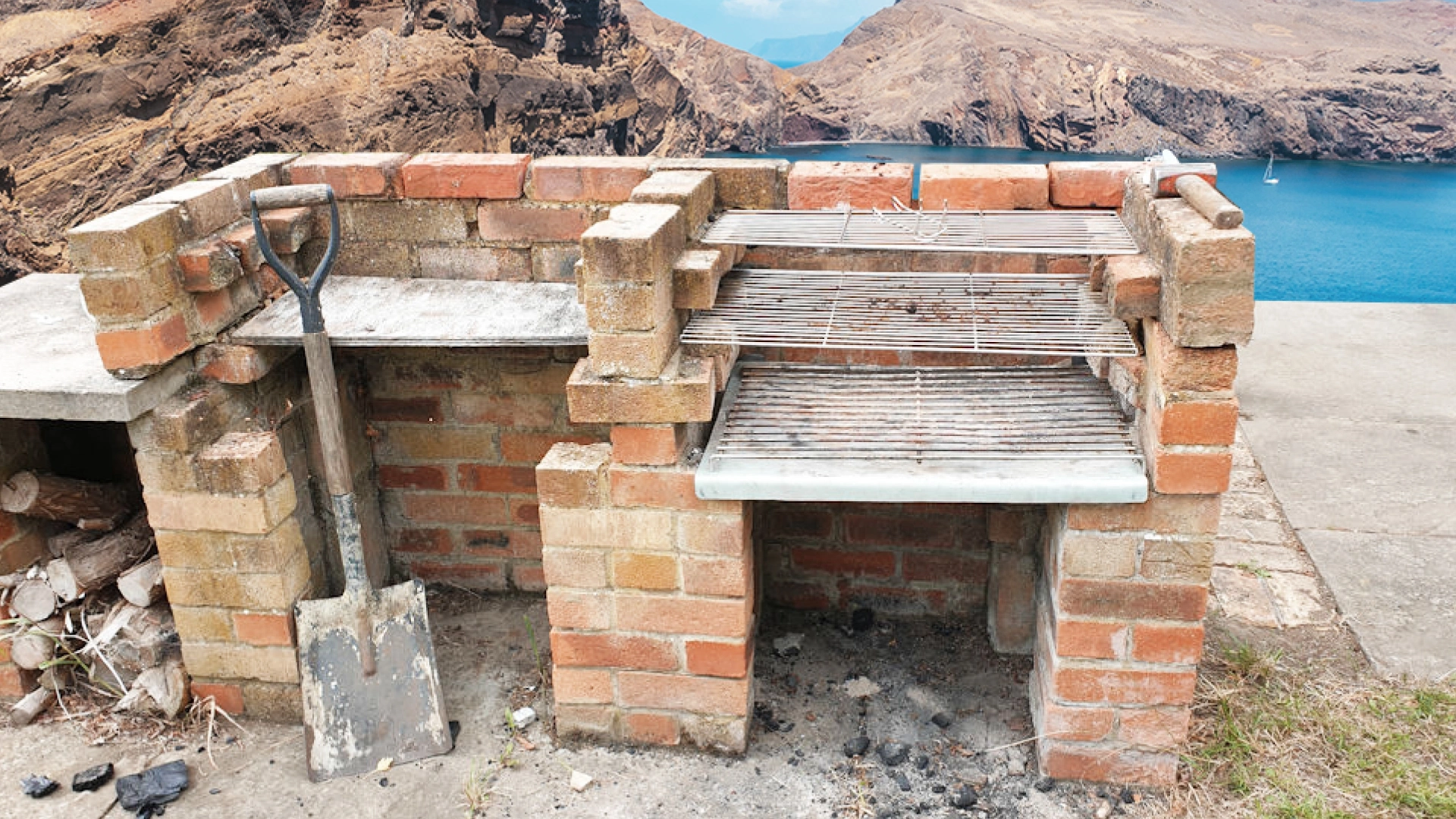 brick outdoor kitchen